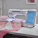 Le cadre magnétique Hoopnetic exclusif à Brother aide à cercler et à broder des matériaux épais afin de réduire le décalage du tissu et le besoin de le cercler à nouveau lorsque vous connectez des motifs ou brodez de grandes surfaces.