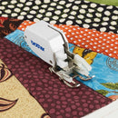 Ce pied presseur alternatif ouvert permet d'accroître l'angle de vision.