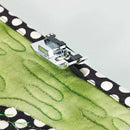 Ce pied de piqûre dans la couture permet de coudre par-dessus les coutures existantes. 